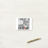 Post-it® Je M'Identifie Comme Non-Biden - Anti-Biden Funny (Sur un bureau)