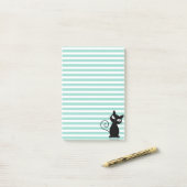 Post-it® Joli chat noir fantaisiste sur rayures (Sur un bureau)