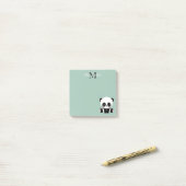 Post-it® Joli panda assis monogramme vert sauge (Sur un bureau)