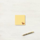 Post-it® Joli panda roux sur fond jaune (Sur un bureau)