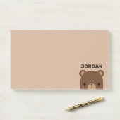 Post-it® Joli petit ours brun avec nom personnalisé (Sur un bureau)