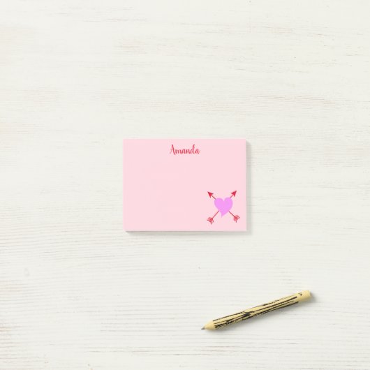 Post-it® Joli rose avec coeur pourpre avec flèches rouges (Sur un bureau)