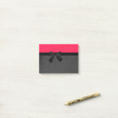 Post-it® Jolis points rouges élégants - Nœud noir (Sur un bureau)