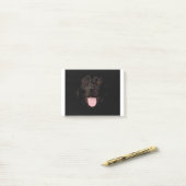 Post-it® Joyeux chien noir du Labrador (Sur un bureau)