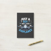 Post-it® Juste un garçon qui aime les avions (Sur un bureau)