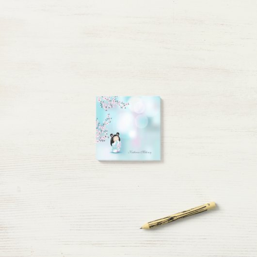 Post-it® Kokeshi Doll rose Grey Monogramme Post-it Notes (Sur un bureau)