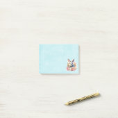 Post-it® Lapin avec une guirlande de roses Mignon (Sur un bureau)
