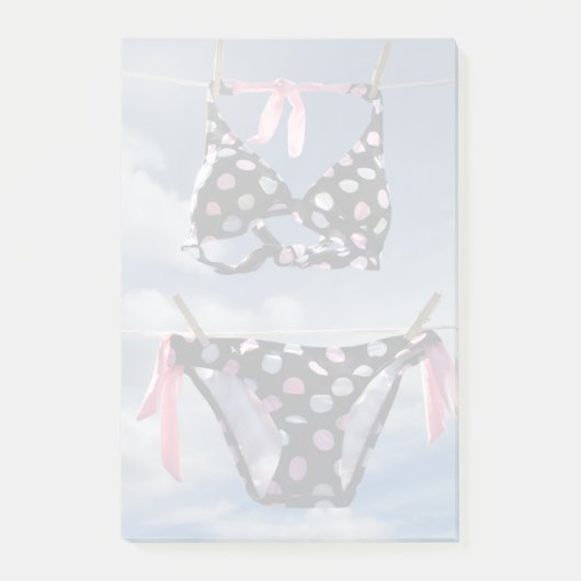 Post-it® Le Bikini Accroché Sur Une Ligne De Vêtement (Devant)