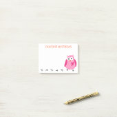 Post-it® Le hibou rose mignon avec des filles de coeur a (Sur un bureau)