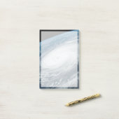 Post-it® Le typhon Hinnamnor. (Sur un bureau)