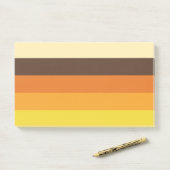 Post-it® les années 70 Motif de couleurs triées rétro (Sur un bureau)