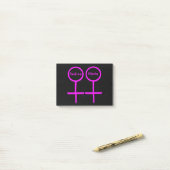 Post-it® Lesbian Lovers Customable Post it note Pad (Sur un bureau)