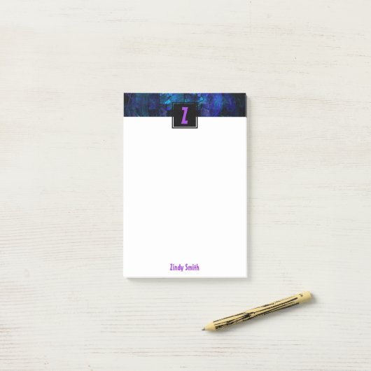 Post-it® Lettre initiale violette Monogramme sur bleu clair (Sur un bureau)