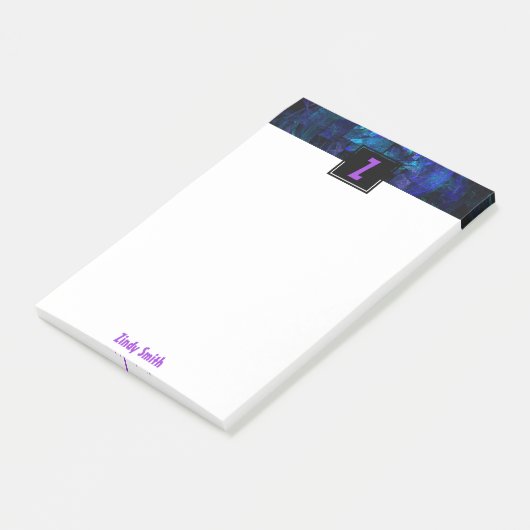 Post-it® Lettre initiale violette Monogramme sur bleu clair (Incliné)