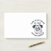 Post-it® Life is too short to wear boring clothes (Sur un bureau)