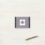 Post-it® Ligne bleue mince sur le drapeau canadien (Sur un bureau)