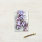 Post-it® Lilac fleurit (Sur un bureau)