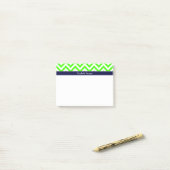 Post-it® Lime Green LG Chevron Navy Blue Nom Monogramme (Sur un bureau)