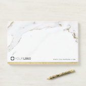 Post-it® Logo de la société de luxe en faux or (Sur un bureau)