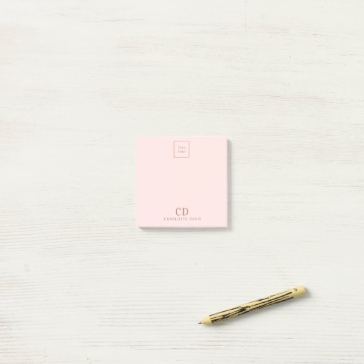 Post-it® Logo d'entreprise Blush rose monogramme (Sur un bureau)