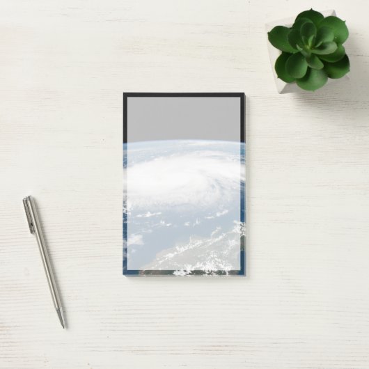 Post-it® L'Ouragan Dorian Au-Dessus De L'Océan Atlantique. (Bureau)