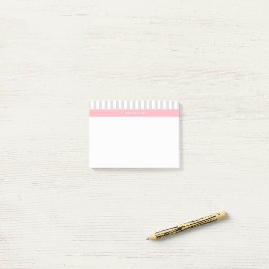 Post-it® Lt Grey White Stripe Pink Nom Monogramme (Sur un bureau)