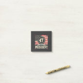 Post-it® Madame la Présidente Drapeau américain 47 harris W (Sur un bureau)