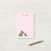 Post-it® Maman et bébé lapin mignons dans du trèfle rose (Sur un bureau)
