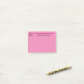 Post-it® Marque commerciale sur rectangle rose (Sur un bureau)