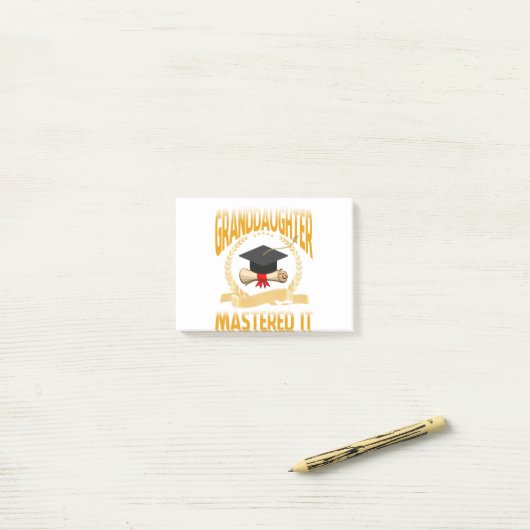 Post-it® Masters Graduation Tee Ma petite-fille Mastered (Sur un bureau)
