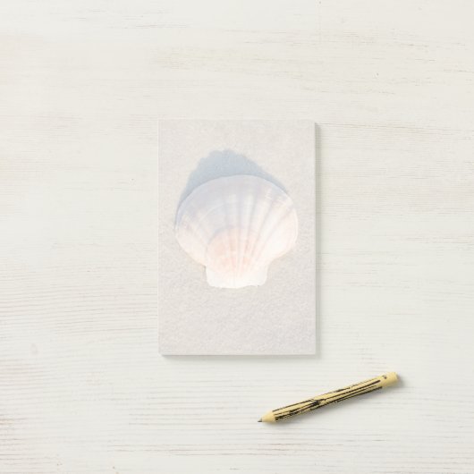 Post-it® Mer Shell s'étendant sur la plage sablonneuse (Sur un bureau)