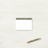 Post-it® Minimalist Olive Green Elegant Monogram (Sur un bureau)