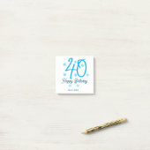 Post-it® modèle bleu pour le 40e anniversaire avec nom date (Sur un bureau)
