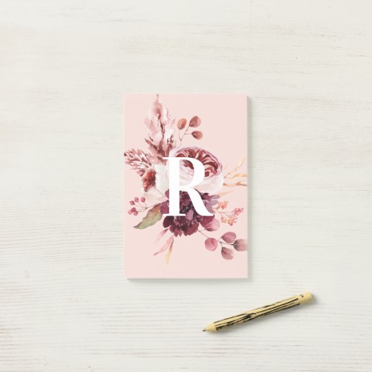Post-it® Moderne Pastel Rose & Flore Rouge Avec Initiale (Sur un bureau)