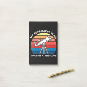 Post-it® Mon plan de retraite implique un télescope (Sur un bureau)