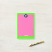 Post-it® Monogramme 1 I encadré rose chaud Navy (Sur un bureau)