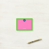 Post-it® Monogramme 1 I encadré rose chaud Navy (Sur un bureau)