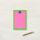 Post-it® Monogramme 1 I encadré rose chaud Navy (Sur un bureau)