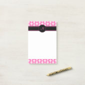 Post-it® Monogramme Blanc et rose chaud Fleur de Lis Motif (Sur un bureau)