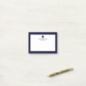 Post-it® Monogramme classique minimum bleu marine (Sur un bureau)
