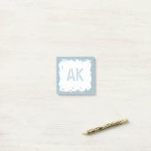 Post-it® Monogramme Cool de pinceau bleu clair blanc (Sur un bureau)