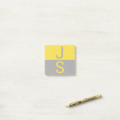 Post-it® Monogramme d'initiales modernes jaune et gris (Sur un bureau)