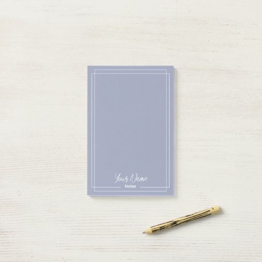 Post-it® Monogramme Dusty bleu avec bordures blanches (Sur un bureau)