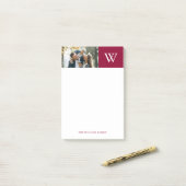 Post-it® Monogramme et photo du bloc de couleur bordeaux (Sur un bureau)