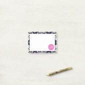 Post-it® Monogramme Ikat et rose (Sur un bureau)