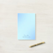 Post-it® Monogramme minimaliste simple de base Pastel Blue (Sur un bureau)