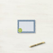 Post-it® Monogramme personnalisé Pois bleu marine et vert c (Sur un bureau)