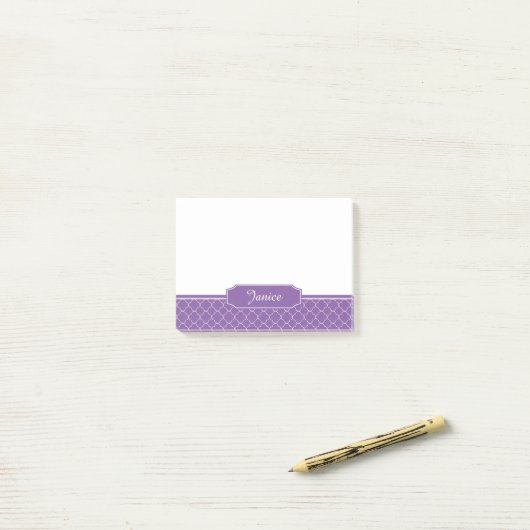 Post-it® Monogramme pourpre et blanc de Quatrefoil (Sur un bureau)