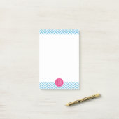 Post-it® Monogramme rose magenta avec Chevron bleu clair (Sur un bureau)