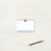 Post-it® Monogramme rose magenta avec Chevron bleu-clair (Sur un bureau)